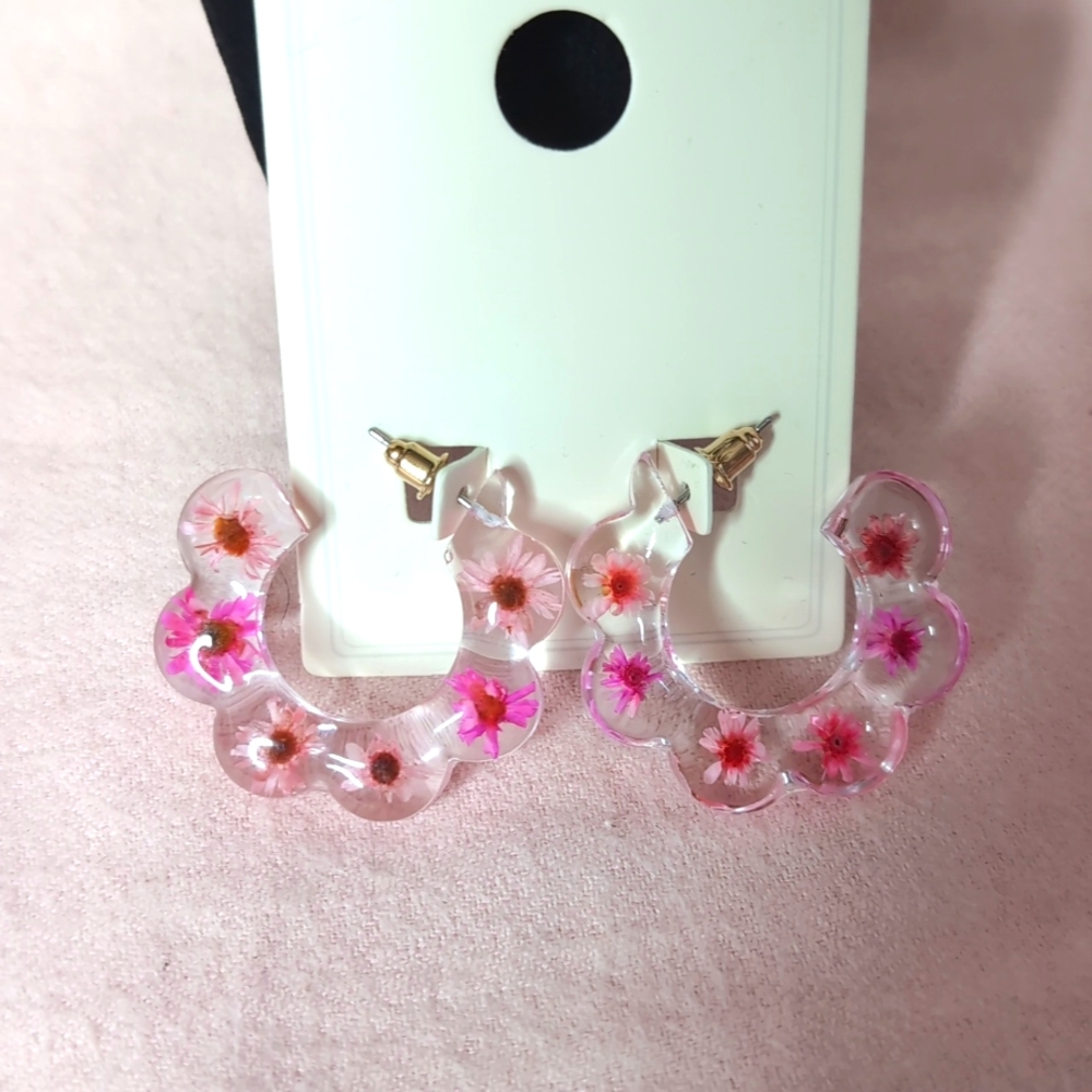 Pink & Purple 1 1/2" Resin Scalloped Edge Floral Hoop Earrings- NWT